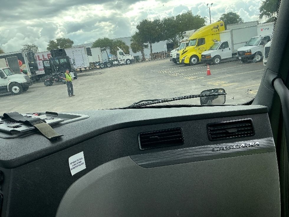 Day Cab Tractor-Heavy Duty Tractors-Freightliner-2019-T12642ST-Medley-FL-267,430\n\t\tmiles-$ 46,250 - Image 13
