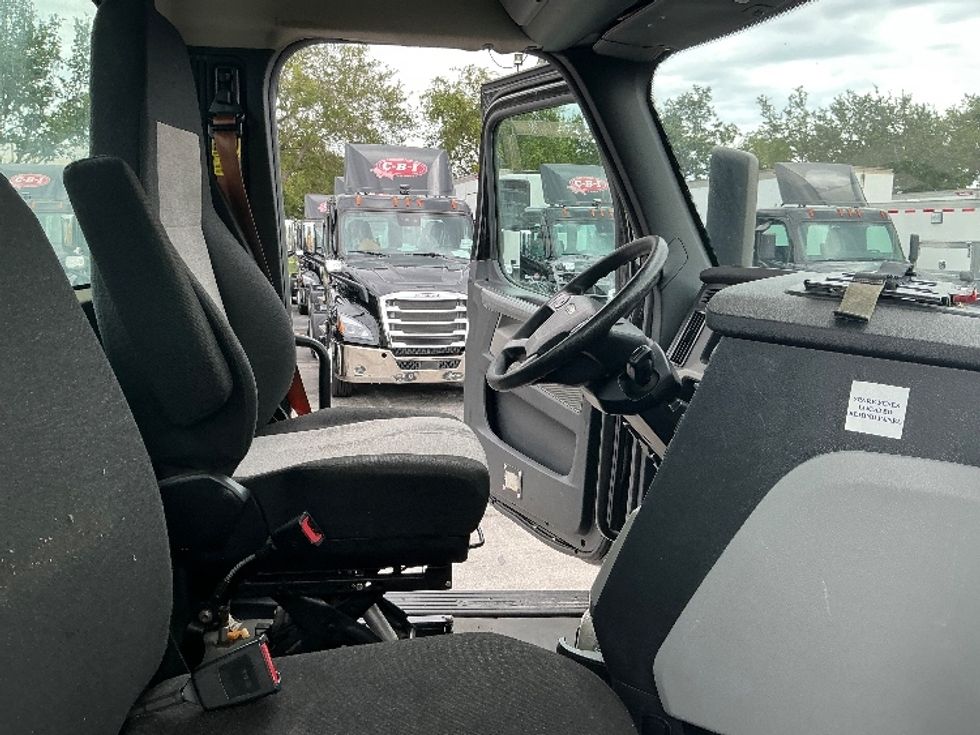Day Cab Tractor-Heavy Duty Tractors-Freightliner-2019-T12642ST-Medley-FL-267,430\n\t\tmiles-$ 46,250 - Image 14