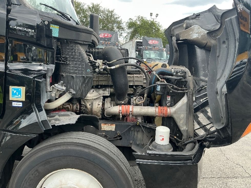 Day Cab Tractor-Heavy Duty Tractors-Freightliner-2019-T12642ST-Medley-FL-267,430\n\t\tmiles-$ 46,250 - Image 15