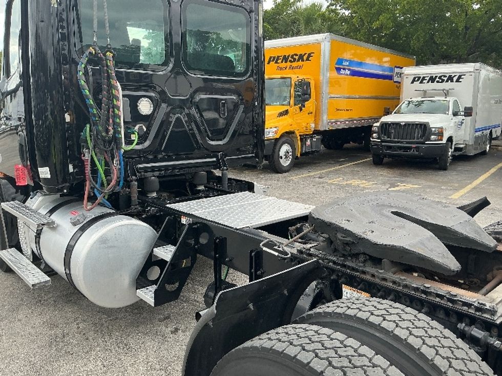 Day Cab Tractor-Heavy Duty Tractors-Freightliner-2019-T12642ST-Medley-FL-267,430\n\t\tmiles-$ 46,250 - Image 17