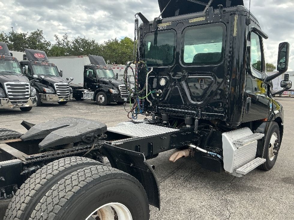 Day Cab Tractor-Heavy Duty Tractors-Freightliner-2019-T12642ST-Medley-FL-267,430\n\t\tmiles-$ 46,250 - Image 18