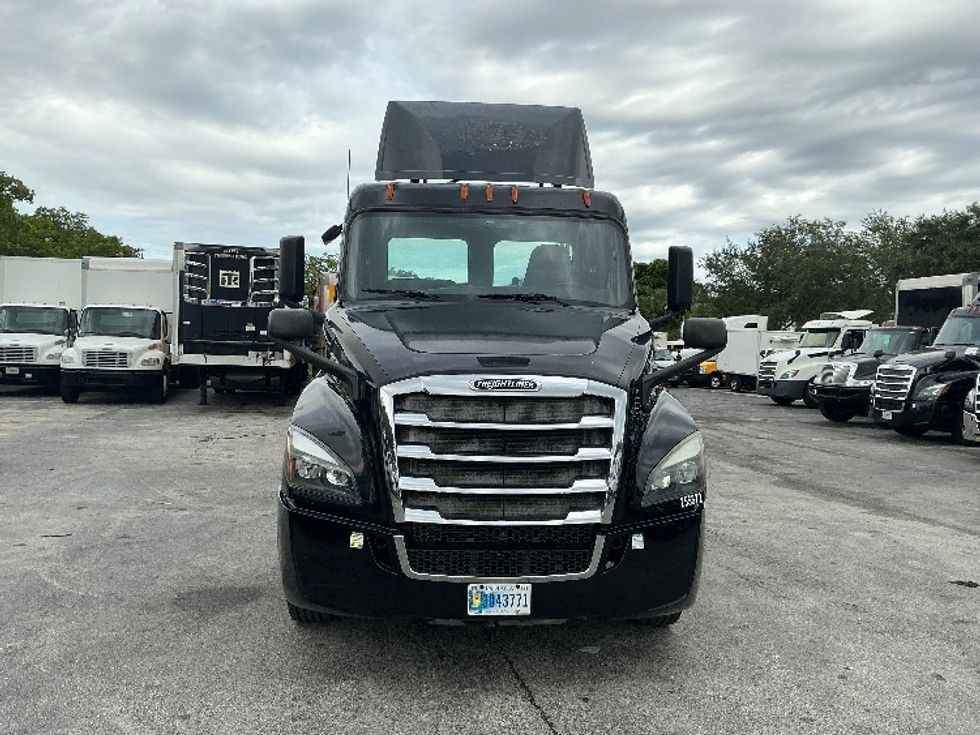 Day Cab Tractor-Heavy Duty Tractors-Freightliner-2019-T12642ST-Medley-FL-267,430\n\t\tmiles-$ 46,250 - Image 2