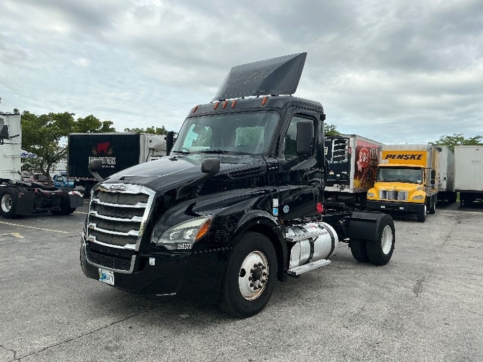Day Cab Tractor-Heavy Duty Tractors-Freightliner-2019-T12642ST-Medley-FL-267,430\n\t\tmiles-$ 46,250 - Image 3