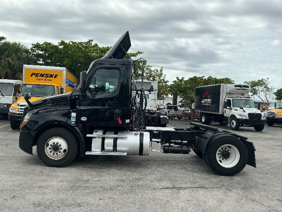 Day Cab Tractor-Heavy Duty Tractors-Freightliner-2019-T12642ST-Medley-FL-267,430\n\t\tmiles-$ 46,250 - Image 4