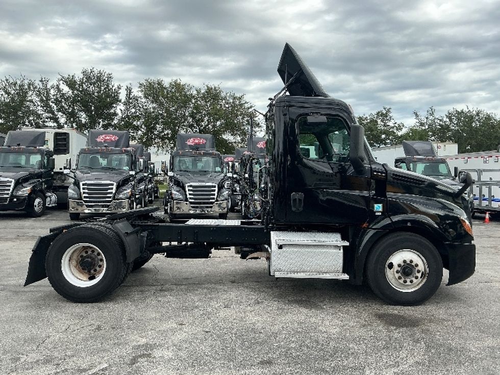 Day Cab Tractor-Heavy Duty Tractors-Freightliner-2019-T12642ST-Medley-FL-267,430\n\t\tmiles-$ 46,250 - Image 8