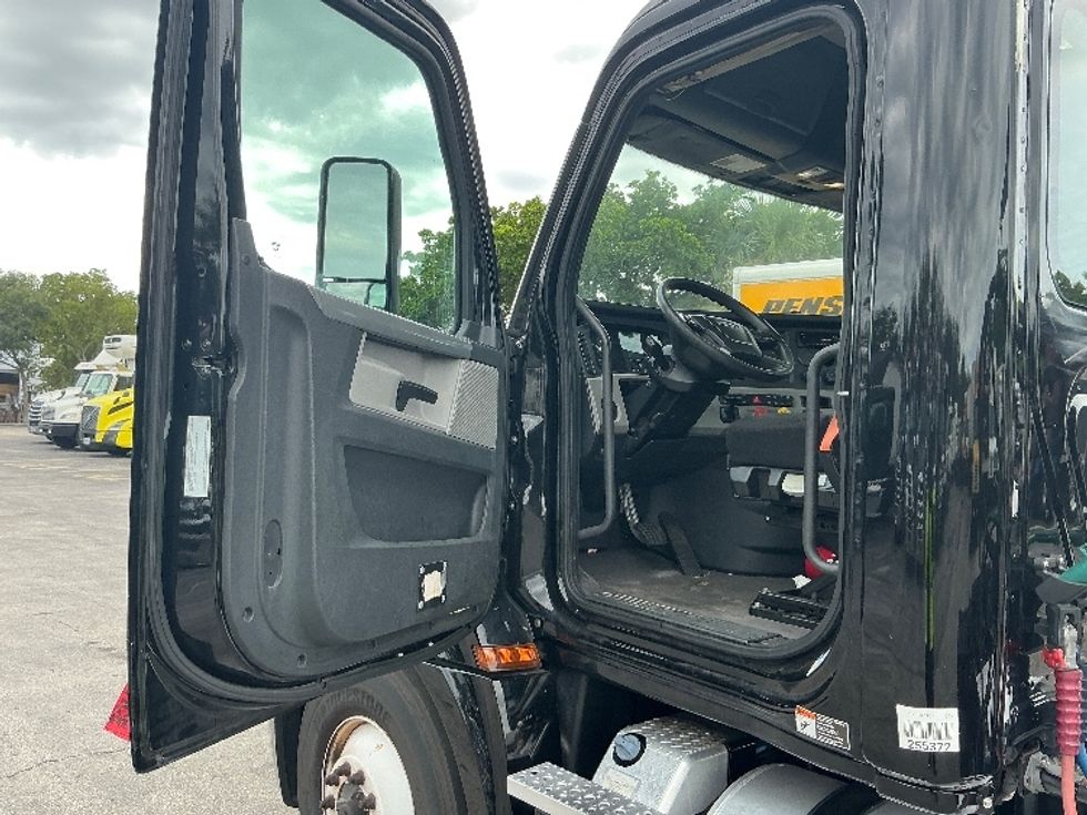 Day Cab Tractor-Heavy Duty Tractors-Freightliner-2019-T12642ST-Medley-FL-267,430\n\t\tmiles-$ 46,250 - Image 9