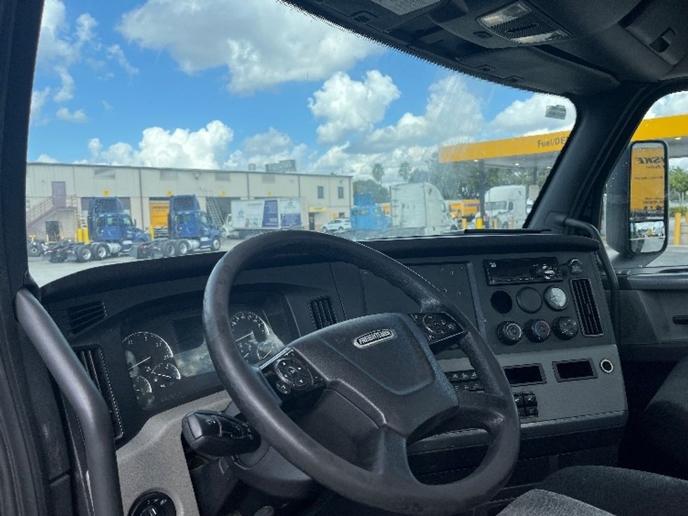 Day Cab Tractor-Heavy Duty Tractors-Freightliner-2019-T12642ST-Medley-FL-271,445\n\t\tmiles-$ 43,000 - Image 10