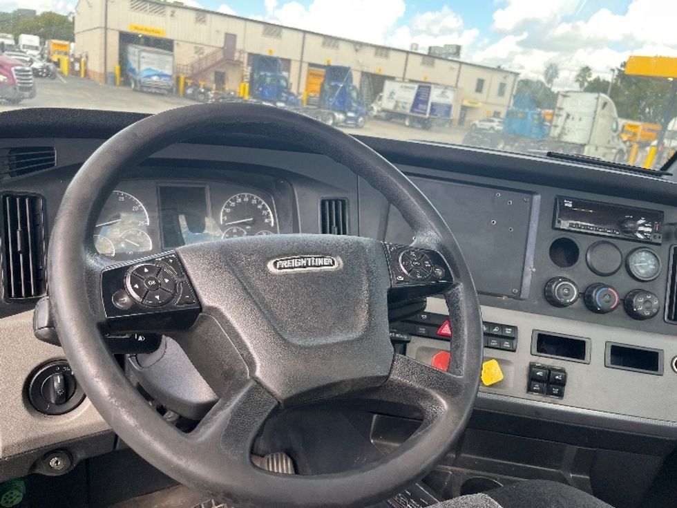 Day Cab Tractor-Heavy Duty Tractors-Freightliner-2019-T12642ST-Medley-FL-271,445\n\t\tmiles-$ 43,000 - Image 11