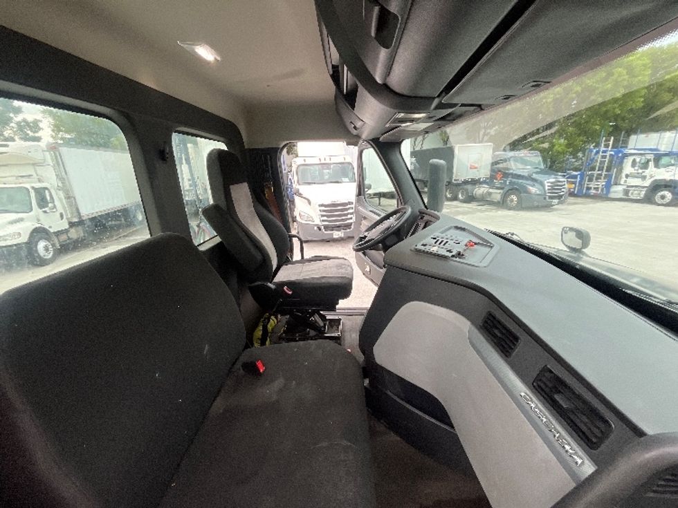 Day Cab Tractor-Heavy Duty Tractors-Freightliner-2019-T12642ST-Medley-FL-271,445\n\t\tmiles-$ 43,000 - Image 14