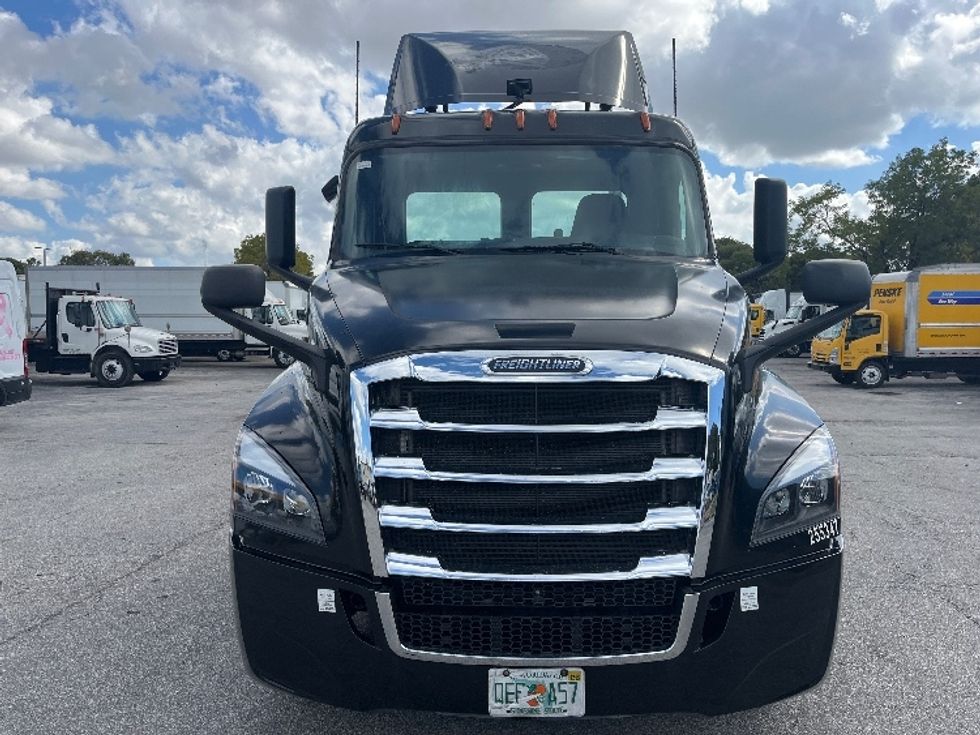 Day Cab Tractor-Heavy Duty Tractors-Freightliner-2019-T12642ST-Medley-FL-271,445\n\t\tmiles-$ 43,000 - Image 2