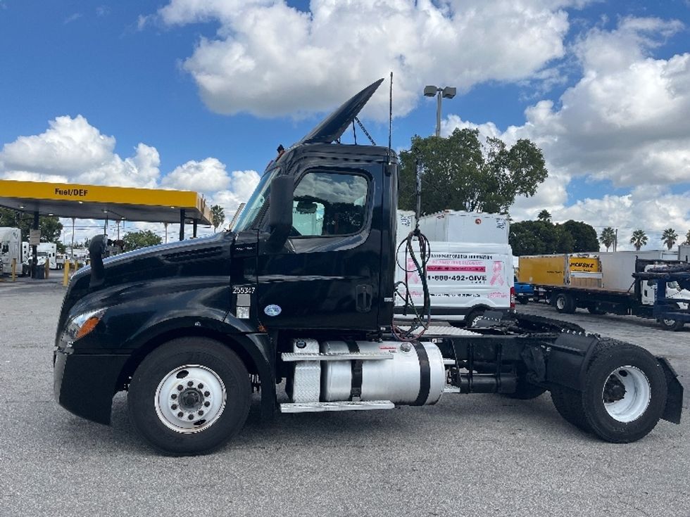 Day Cab Tractor-Heavy Duty Tractors-Freightliner-2019-T12642ST-Medley-FL-271,445\n\t\tmiles-$ 43,000 - Image 4