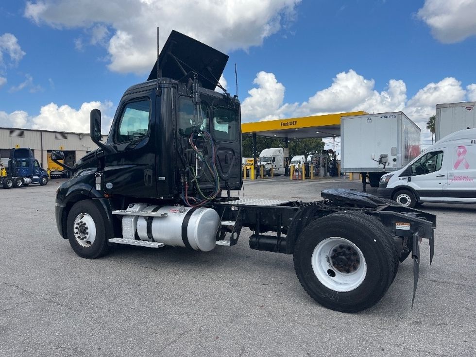 Day Cab Tractor-Heavy Duty Tractors-Freightliner-2019-T12642ST-Medley-FL-271,445\n\t\tmiles-$ 43,000 - Image 5