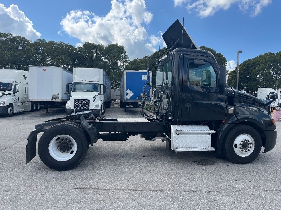Day Cab Tractor-Heavy Duty Tractors-Freightliner-2019-T12642ST-Medley-FL-271,445\n\t\tmiles-$ 43,000 - Image 8