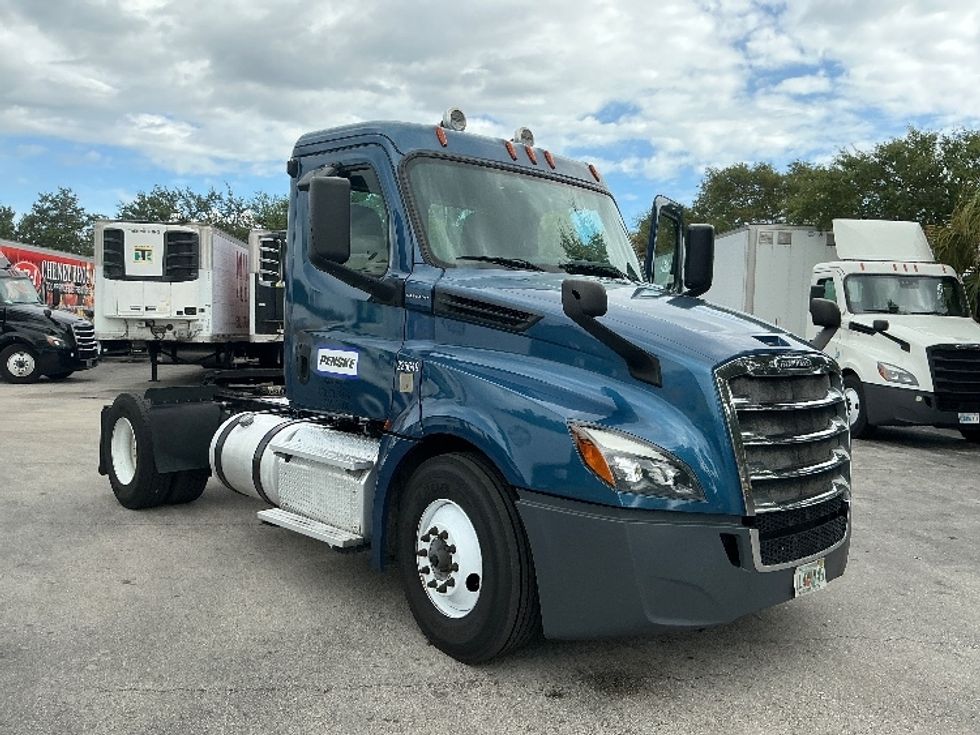 Day Cab Tractor-Heavy Duty Tractors-Freightliner-2019-T12642ST-Medley-FL-273,750\n\t\tmiles-$ 45,750 - Image 1