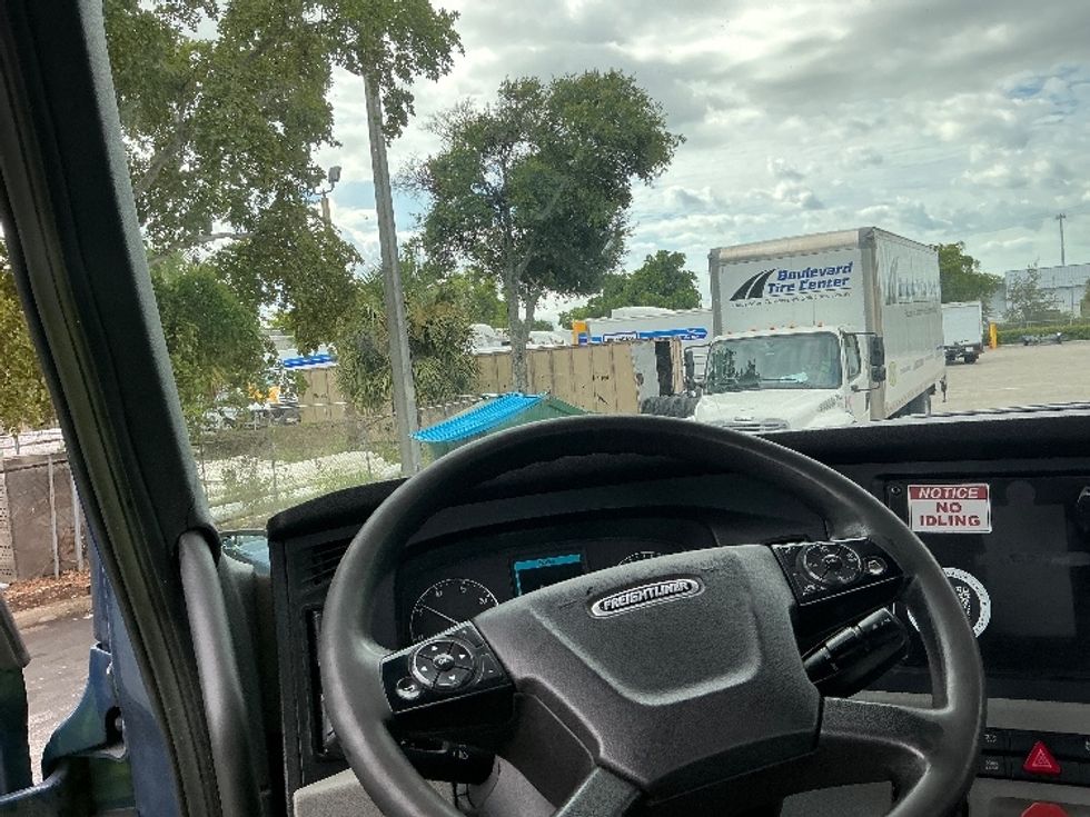 Day Cab Tractor-Heavy Duty Tractors-Freightliner-2019-T12642ST-Medley-FL-273,750\n\t\tmiles-$ 45,750 - Image 11