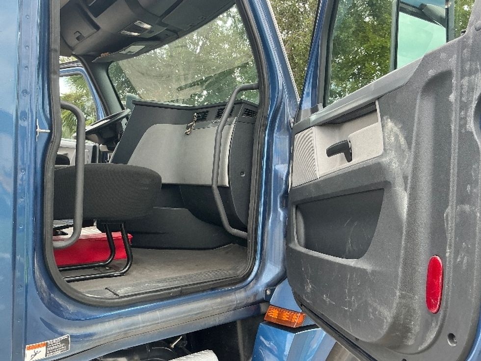 Day Cab Tractor-Heavy Duty Tractors-Freightliner-2019-T12642ST-Medley-FL-273,750\n\t\tmiles-$ 45,750 - Image 12