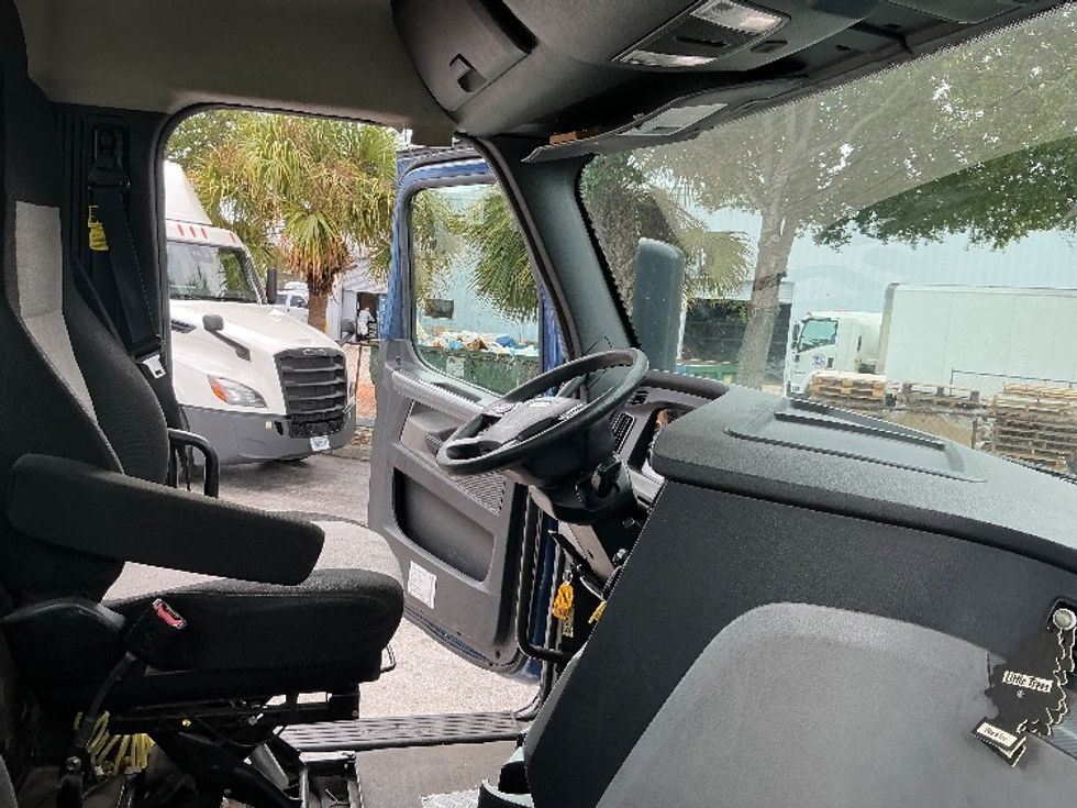 Day Cab Tractor-Heavy Duty Tractors-Freightliner-2019-T12642ST-Medley-FL-273,750\n\t\tmiles-$ 45,750 - Image 14