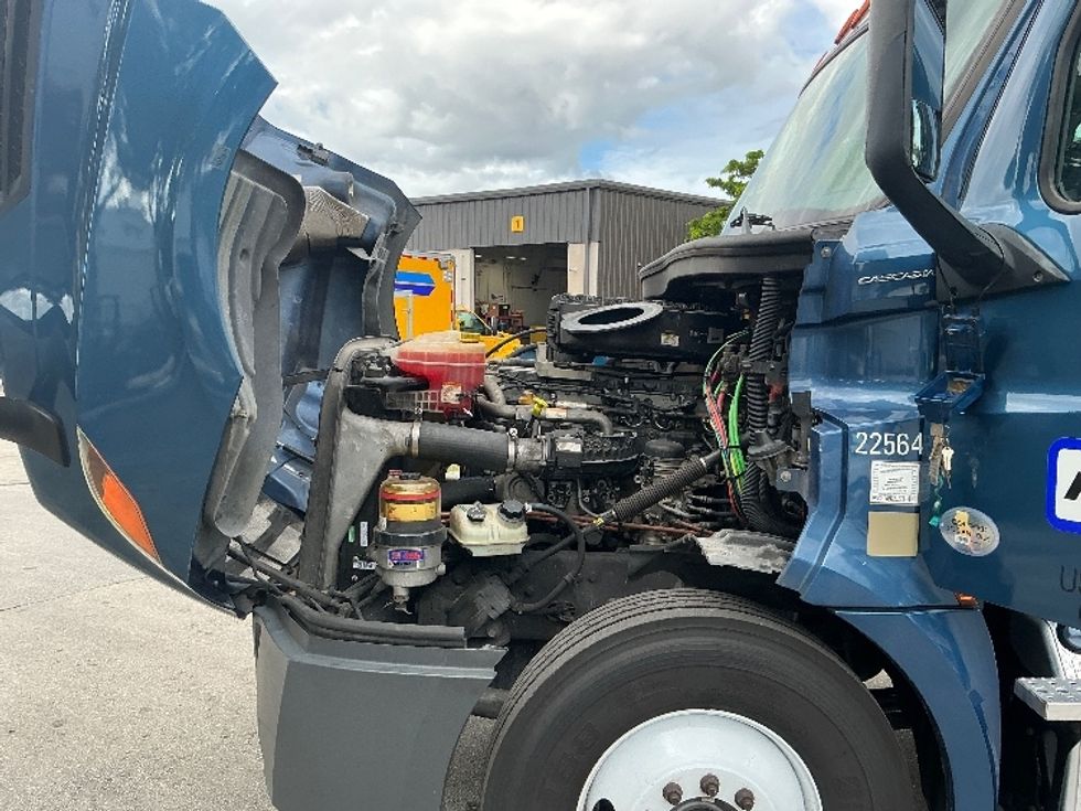 Day Cab Tractor-Heavy Duty Tractors-Freightliner-2019-T12642ST-Medley-FL-273,750\n\t\tmiles-$ 45,750 - Image 16
