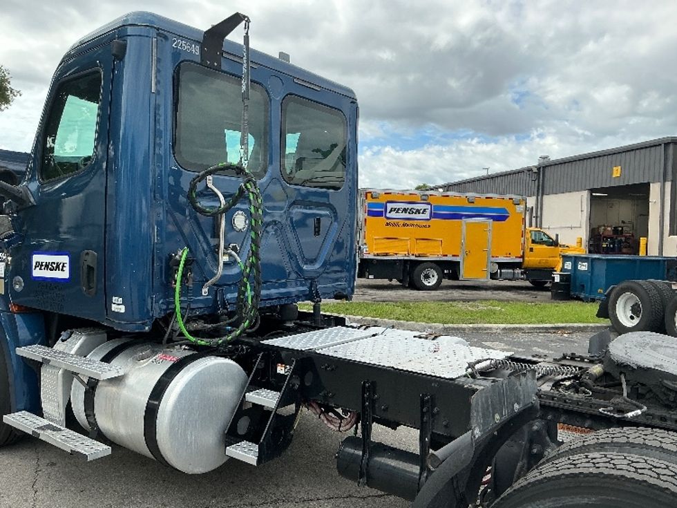 Day Cab Tractor-Heavy Duty Tractors-Freightliner-2019-T12642ST-Medley-FL-273,750\n\t\tmiles-$ 45,750 - Image 17