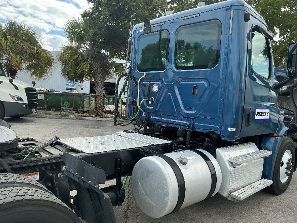 Day Cab Tractor-Heavy Duty Tractors-Freightliner-2019-T12642ST-Medley-FL-273,750\n\t\tmiles-$ 45,750 - Image 18