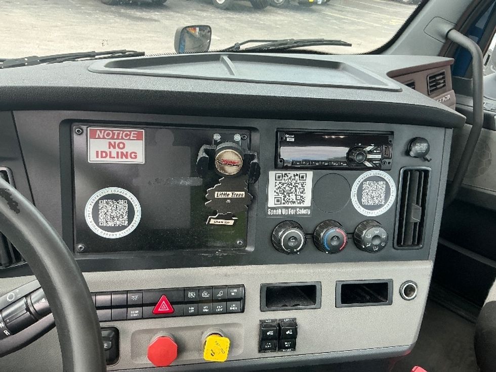 Day Cab Tractor-Heavy Duty Tractors-Freightliner-2019-T12642ST-Medley-FL-273,750\n\t\tmiles-$ 45,750 - Image 19