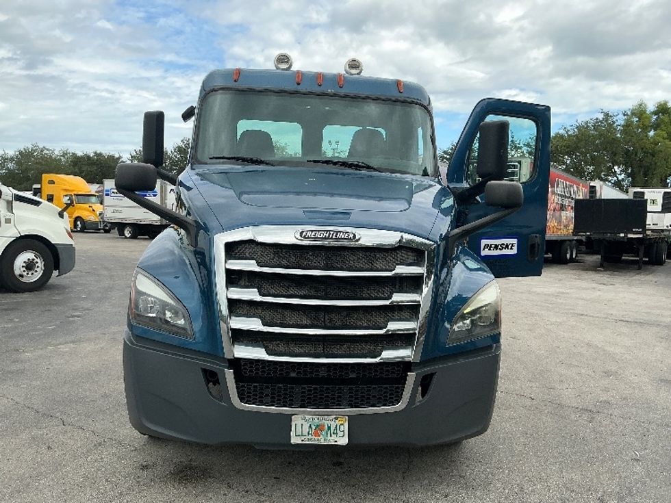 Day Cab Tractor-Heavy Duty Tractors-Freightliner-2019-T12642ST-Medley-FL-273,750\n\t\tmiles-$ 45,750 - Image 2
