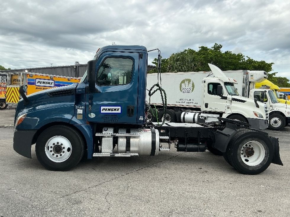 Day Cab Tractor-Heavy Duty Tractors-Freightliner-2019-T12642ST-Medley-FL-273,750\n\t\tmiles-$ 45,750 - Image 4
