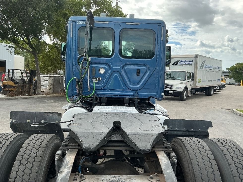 Day Cab Tractor-Heavy Duty Tractors-Freightliner-2019-T12642ST-Medley-FL-273,750\n\t\tmiles-$ 45,750 - Image 6