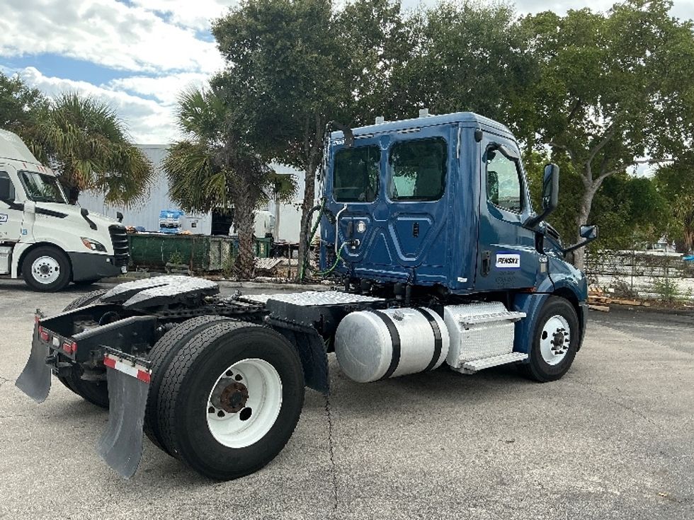 Day Cab Tractor-Heavy Duty Tractors-Freightliner-2019-T12642ST-Medley-FL-273,750\n\t\tmiles-$ 45,750 - Image 7