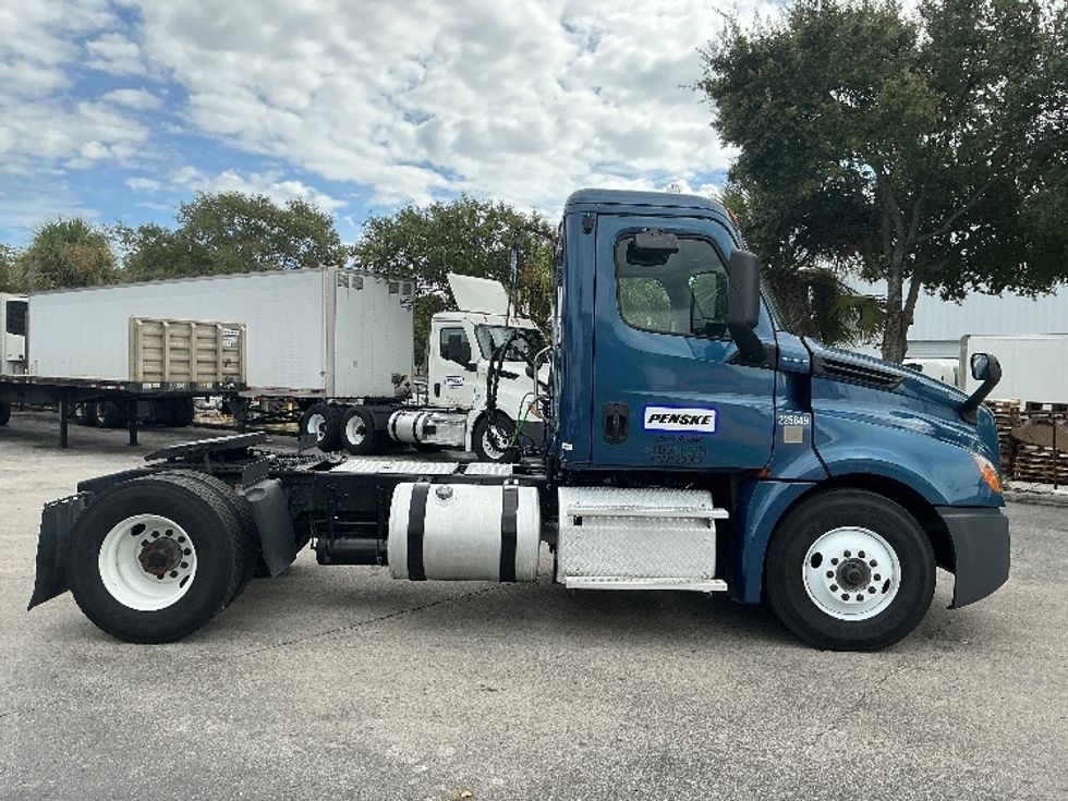 Day Cab Tractor-Heavy Duty Tractors-Freightliner-2019-T12642ST-Medley-FL-273,750\n\t\tmiles-$ 45,750 - Image 8