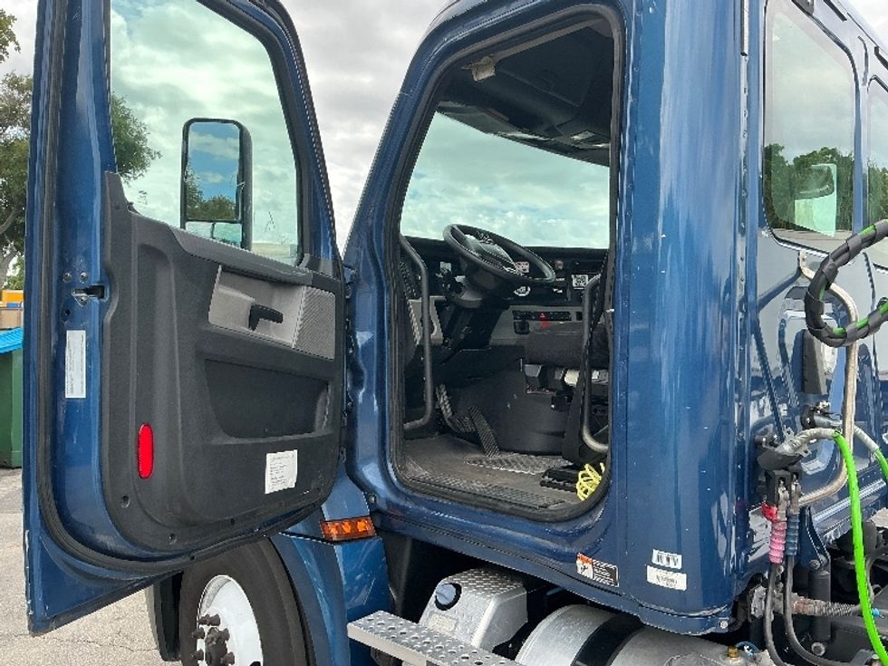 Day Cab Tractor-Heavy Duty Tractors-Freightliner-2019-T12642ST-Medley-FL-273,750\n\t\tmiles-$ 45,750 - Image 9