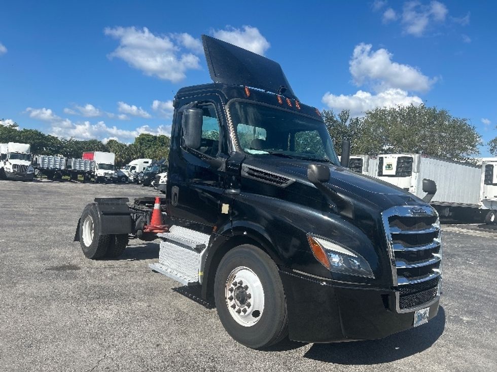 Day Cab Tractor-Heavy Duty Tractors-Freightliner-2019-T12642ST-Medley-FL-288,314\n\t\tmiles-$ 42,000 - Image 1