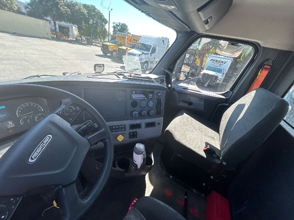 Day Cab Tractor-Heavy Duty Tractors-Freightliner-2019-T12642ST-Medley-FL-288,314\n\t\tmiles-$ 42,000 - Image 10