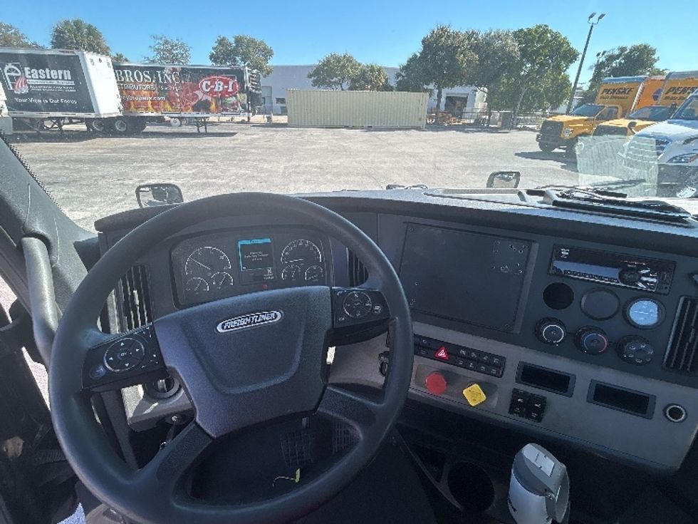 Day Cab Tractor-Heavy Duty Tractors-Freightliner-2019-T12642ST-Medley-FL-288,314\n\t\tmiles-$ 42,000 - Image 11