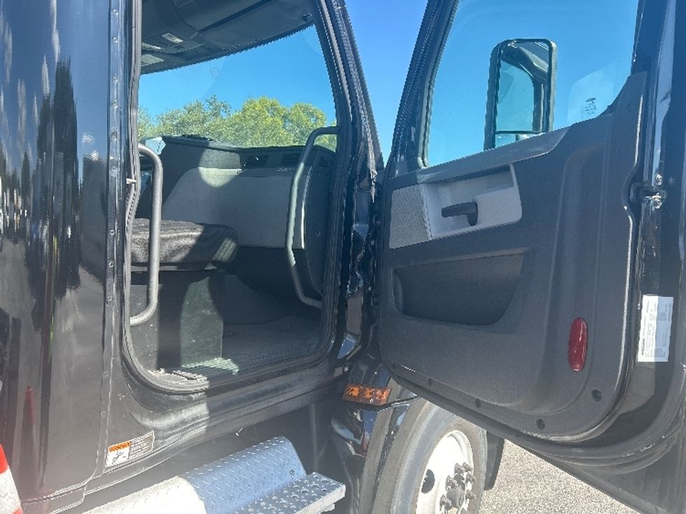 Day Cab Tractor-Heavy Duty Tractors-Freightliner-2019-T12642ST-Medley-FL-288,314\n\t\tmiles-$ 42,000 - Image 12