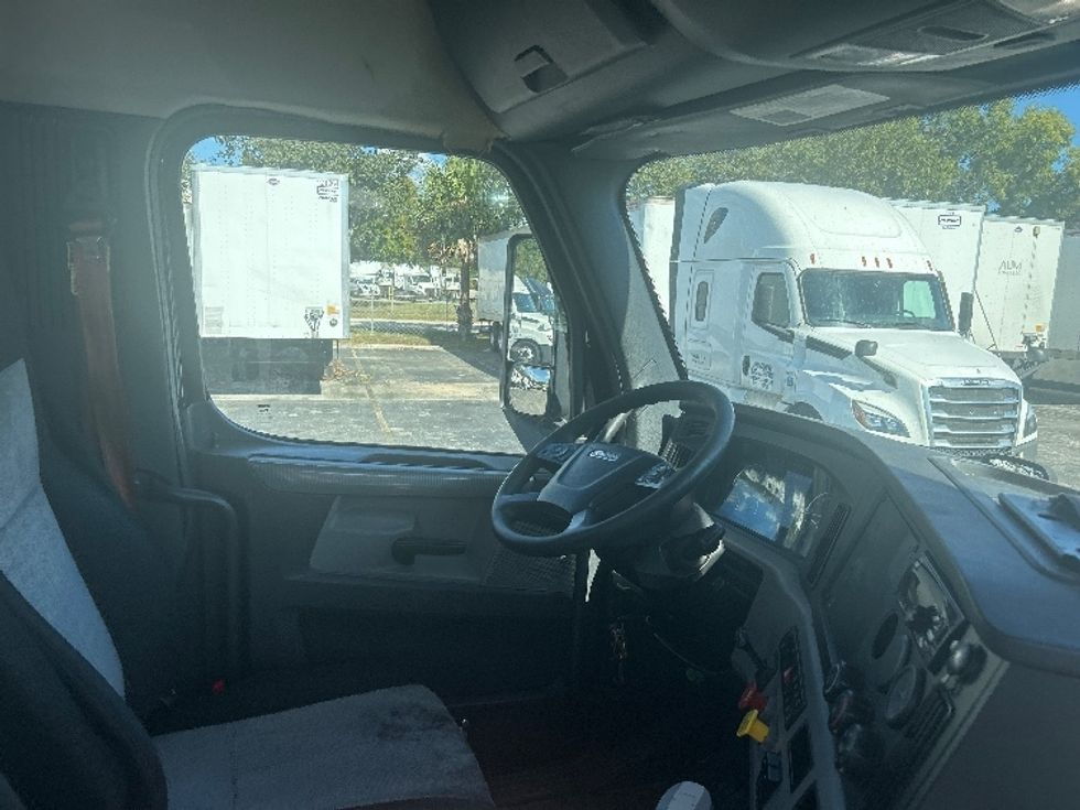 Day Cab Tractor-Heavy Duty Tractors-Freightliner-2019-T12642ST-Medley-FL-288,314\n\t\tmiles-$ 42,000 - Image 14