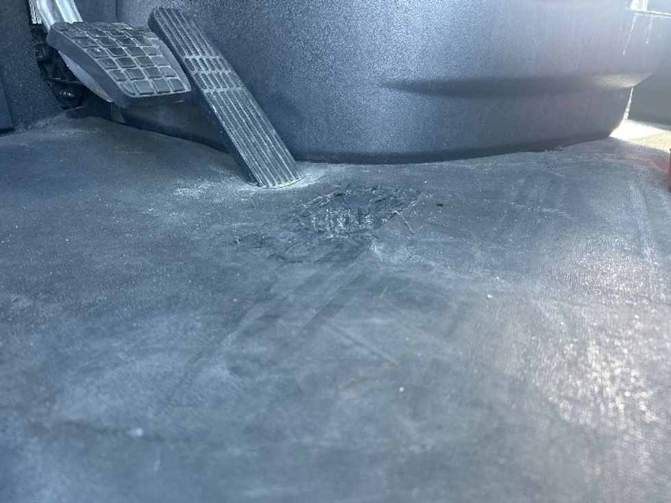 Day Cab Tractor-Heavy Duty Tractors-Freightliner-2019-T12642ST-Medley-FL-288,314\n\t\tmiles-$ 42,000 - Image 17