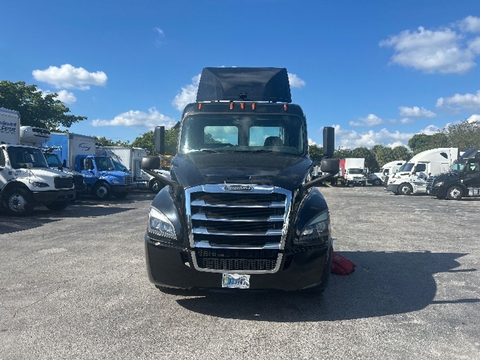 Day Cab Tractor-Heavy Duty Tractors-Freightliner-2019-T12642ST-Medley-FL-288,314\n\t\tmiles-$ 42,000 - Image 2