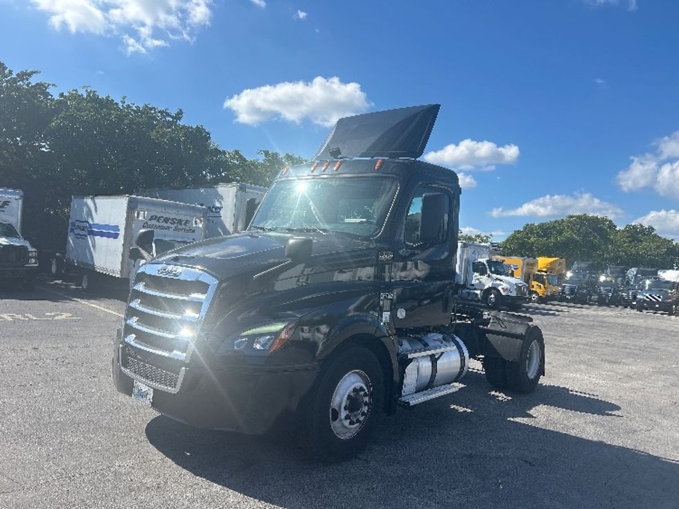 Day Cab Tractor-Heavy Duty Tractors-Freightliner-2019-T12642ST-Medley-FL-288,314\n\t\tmiles-$ 42,000 - Image 3