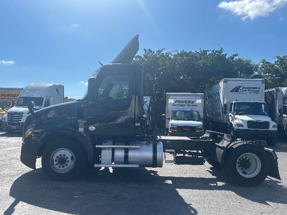 Day Cab Tractor-Heavy Duty Tractors-Freightliner-2019-T12642ST-Medley-FL-288,314\n\t\tmiles-$ 42,000 - Image 4