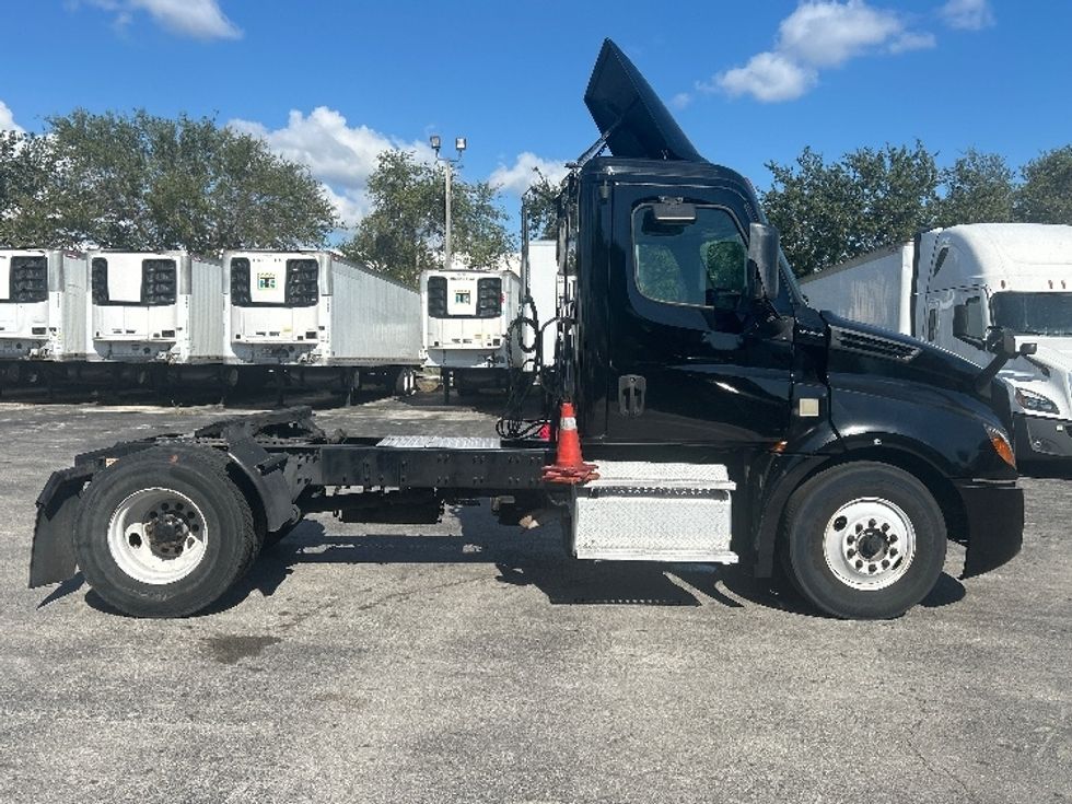 Day Cab Tractor-Heavy Duty Tractors-Freightliner-2019-T12642ST-Medley-FL-288,314\n\t\tmiles-$ 42,000 - Image 8