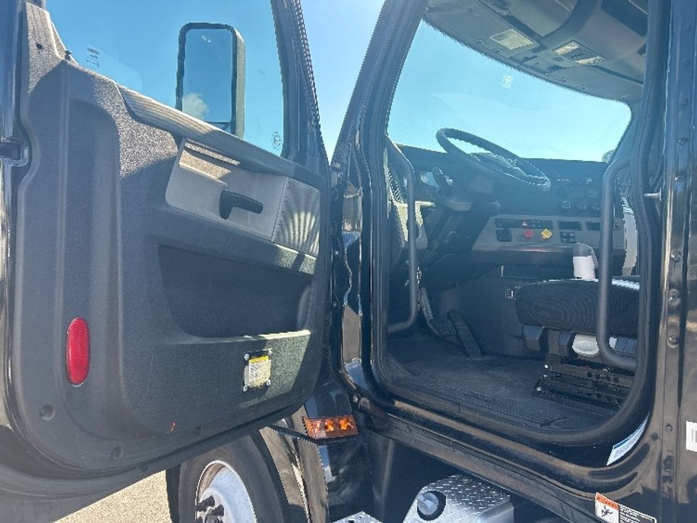 Day Cab Tractor-Heavy Duty Tractors-Freightliner-2019-T12642ST-Medley-FL-288,314\n\t\tmiles-$ 42,000 - Image 9