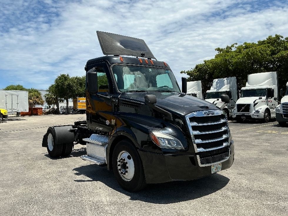 Day Cab Tractor-Heavy Duty Tractors-Freightliner-2019-T12642ST-Medley-FL-316,087\n\t\tmiles-$ 39,250 - Image 1