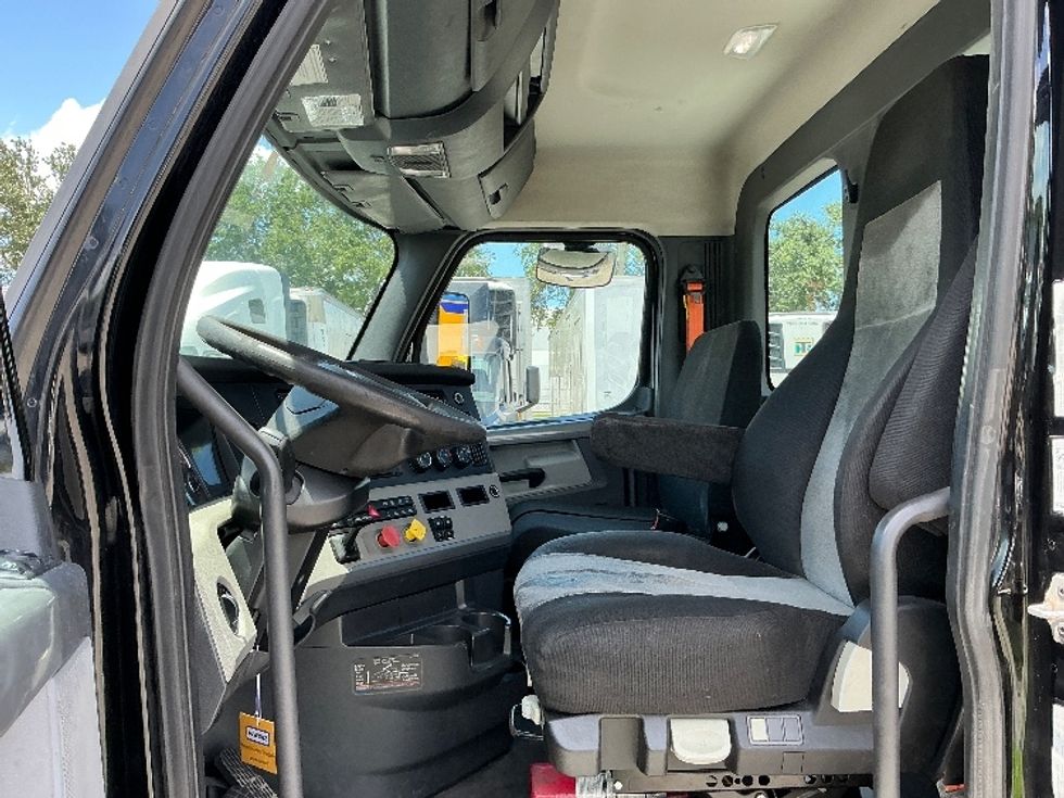 Day Cab Tractor-Heavy Duty Tractors-Freightliner-2019-T12642ST-Medley-FL-316,087\n\t\tmiles-$ 39,250 - Image 10