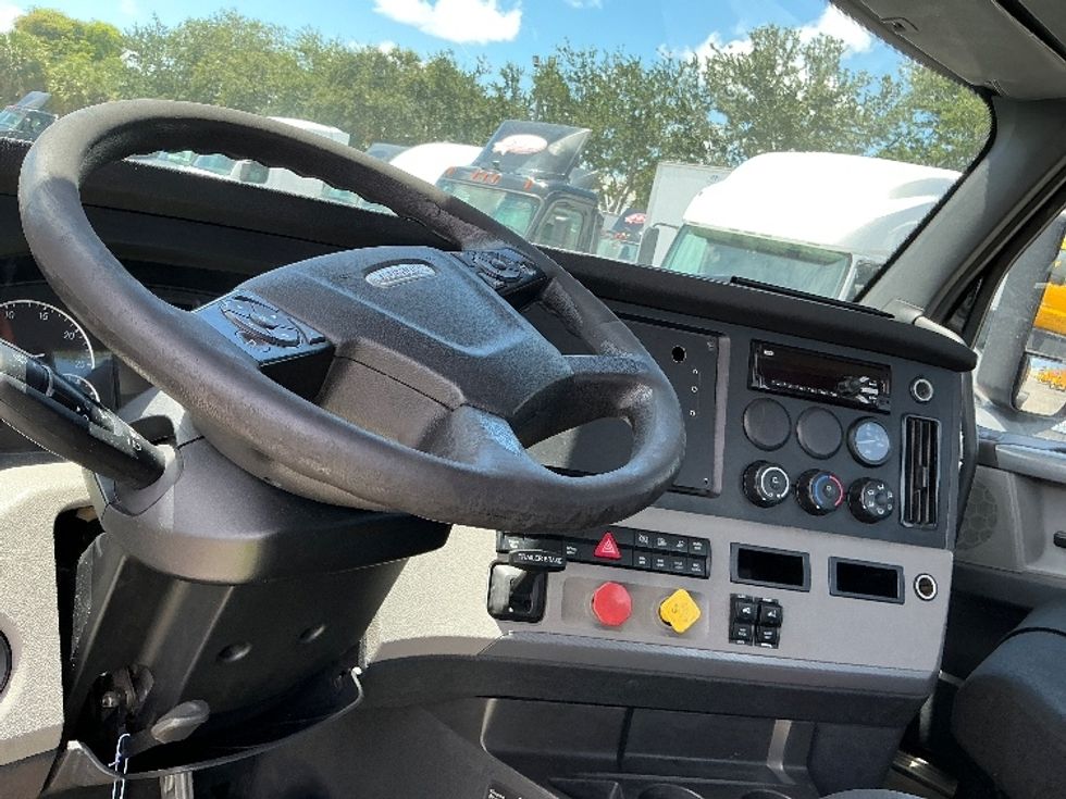 Day Cab Tractor-Heavy Duty Tractors-Freightliner-2019-T12642ST-Medley-FL-316,087\n\t\tmiles-$ 39,250 - Image 11