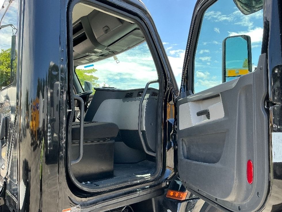 Day Cab Tractor-Heavy Duty Tractors-Freightliner-2019-T12642ST-Medley-FL-316,087\n\t\tmiles-$ 39,250 - Image 12