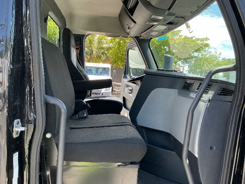 Day Cab Tractor-Heavy Duty Tractors-Freightliner-2019-T12642ST-Medley-FL-316,087\n\t\tmiles-$ 39,250 - Image 14