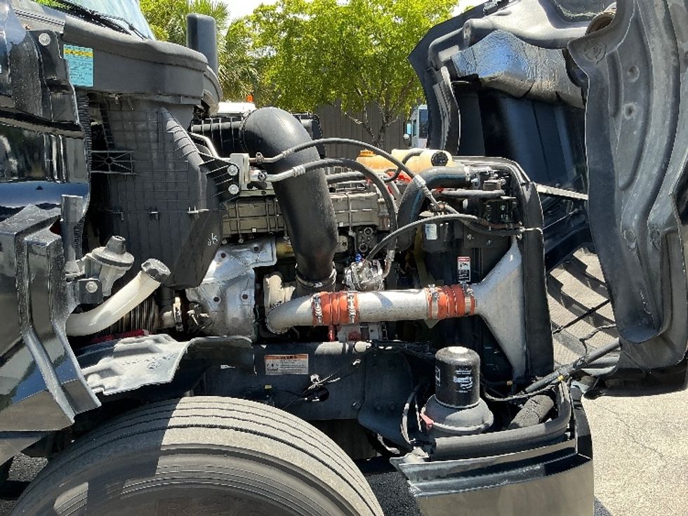 Day Cab Tractor-Heavy Duty Tractors-Freightliner-2019-T12642ST-Medley-FL-316,087\n\t\tmiles-$ 39,250 - Image 15