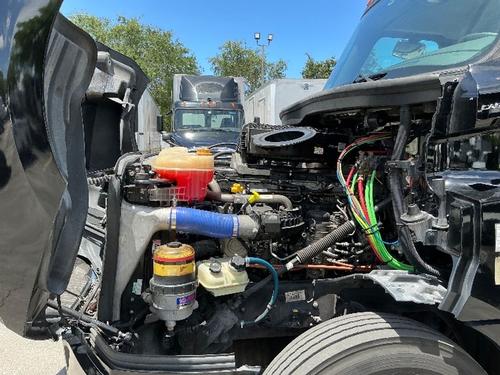 Day Cab Tractor-Heavy Duty Tractors-Freightliner-2019-T12642ST-Medley-FL-316,087\n\t\tmiles-$ 39,250 - Image 16