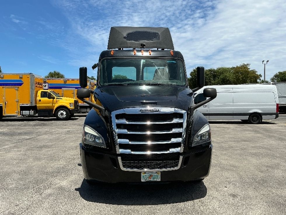 Day Cab Tractor-Heavy Duty Tractors-Freightliner-2019-T12642ST-Medley-FL-316,087\n\t\tmiles-$ 39,250 - Image 2